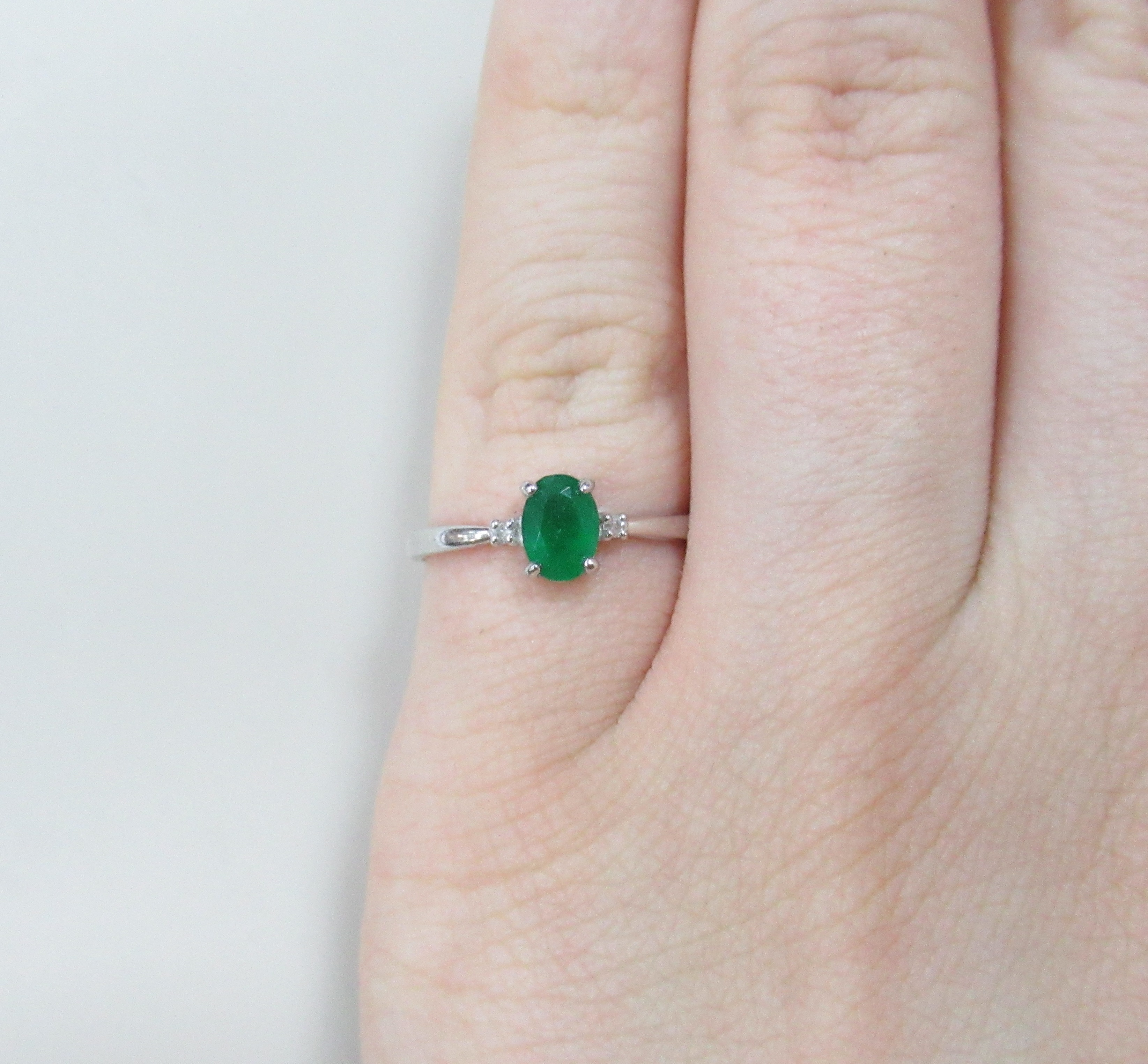 Кольцо из белого золота с изумрудом